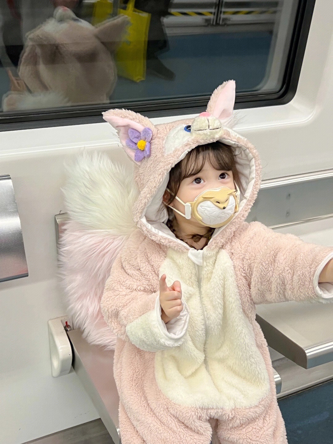 真人洋娃娃❤️小女娃「變身貝兒公主搭地鐵」夢幻爆紅　真面目超甜「變裝達菲兔、小狐狸」萌度百分百