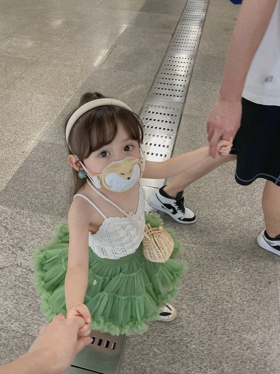 真人洋娃娃❤️小女娃「變身貝兒公主搭地鐵」夢幻爆紅　真面目超甜「變裝達菲兔、小狐狸」萌度百分百