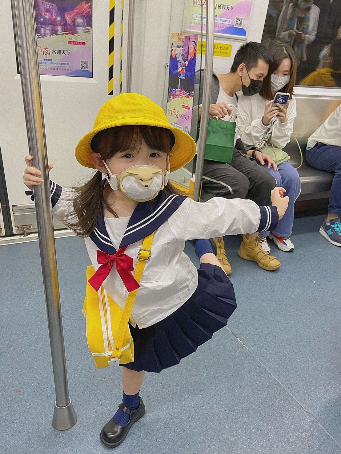 真人洋娃娃❤️小女娃「變身貝兒公主搭地鐵」夢幻爆紅　真面目超甜「變裝達菲兔、小狐狸」萌度百分百