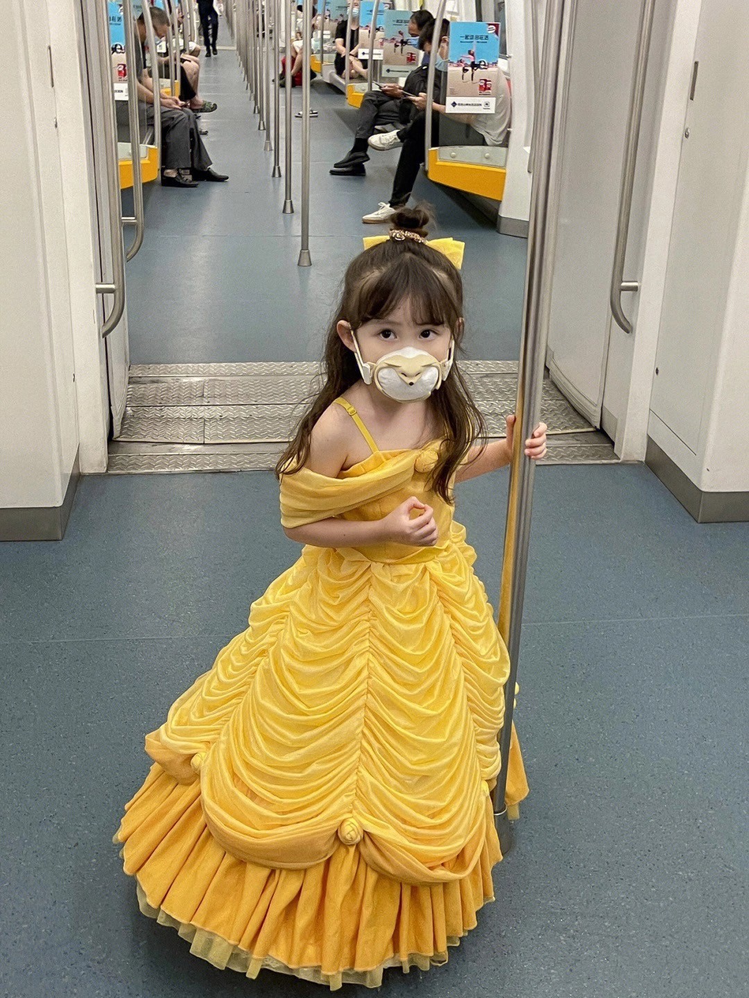 真人洋娃娃❤️小女娃「變身貝兒公主搭地鐵」夢幻爆紅　真面目超甜「變裝達菲兔、小狐狸」萌度百分百