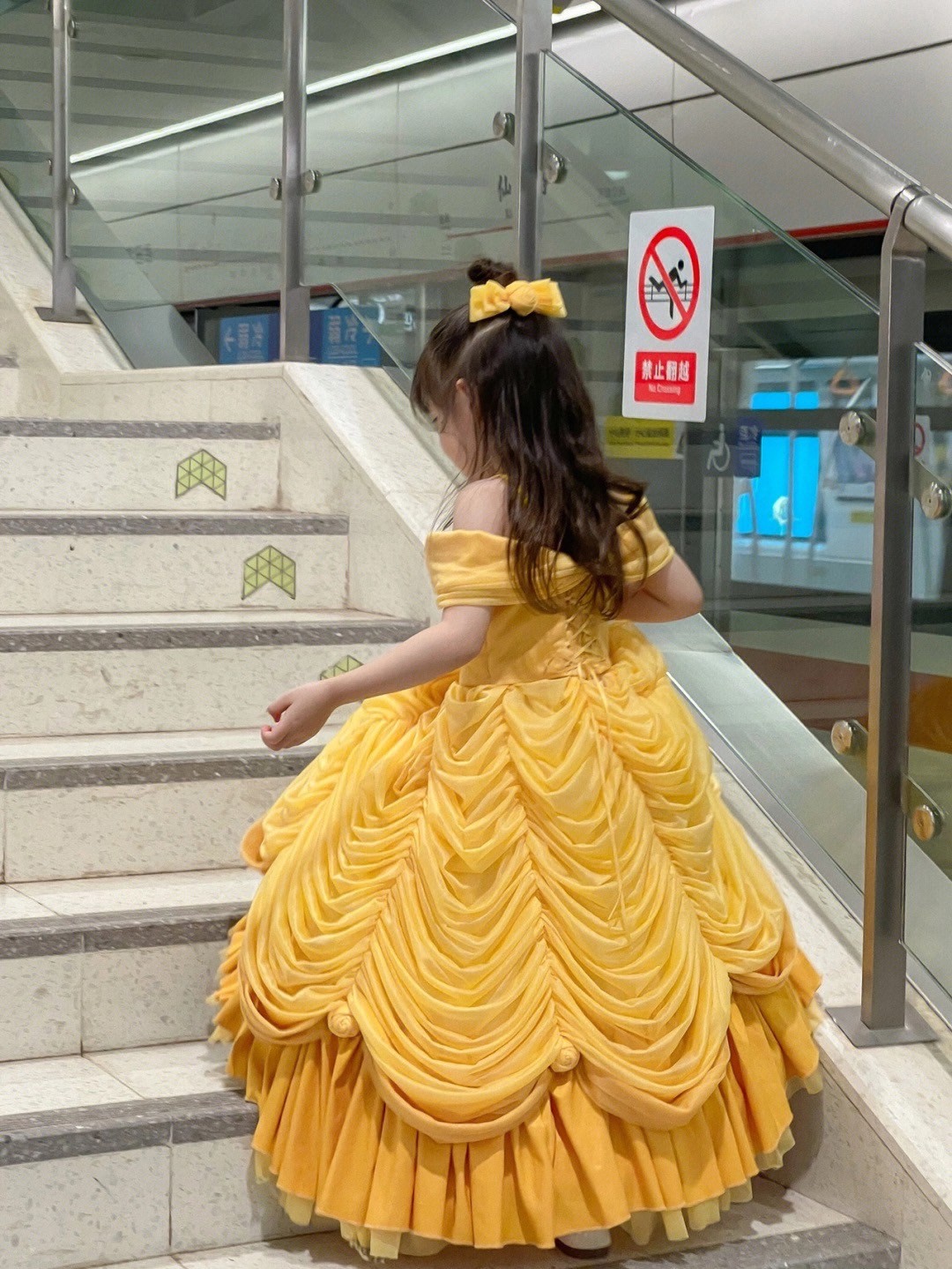 真人洋娃娃❤️小女娃「變身貝兒公主搭地鐵」夢幻爆紅　真面目超甜「變裝達菲兔、小狐狸」萌度百分百