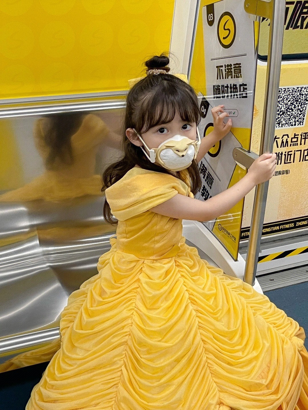 真人洋娃娃❤️小女娃「變身貝兒公主搭地鐵」夢幻爆紅　真面目超甜「變裝達菲兔、小狐狸」萌度百分百