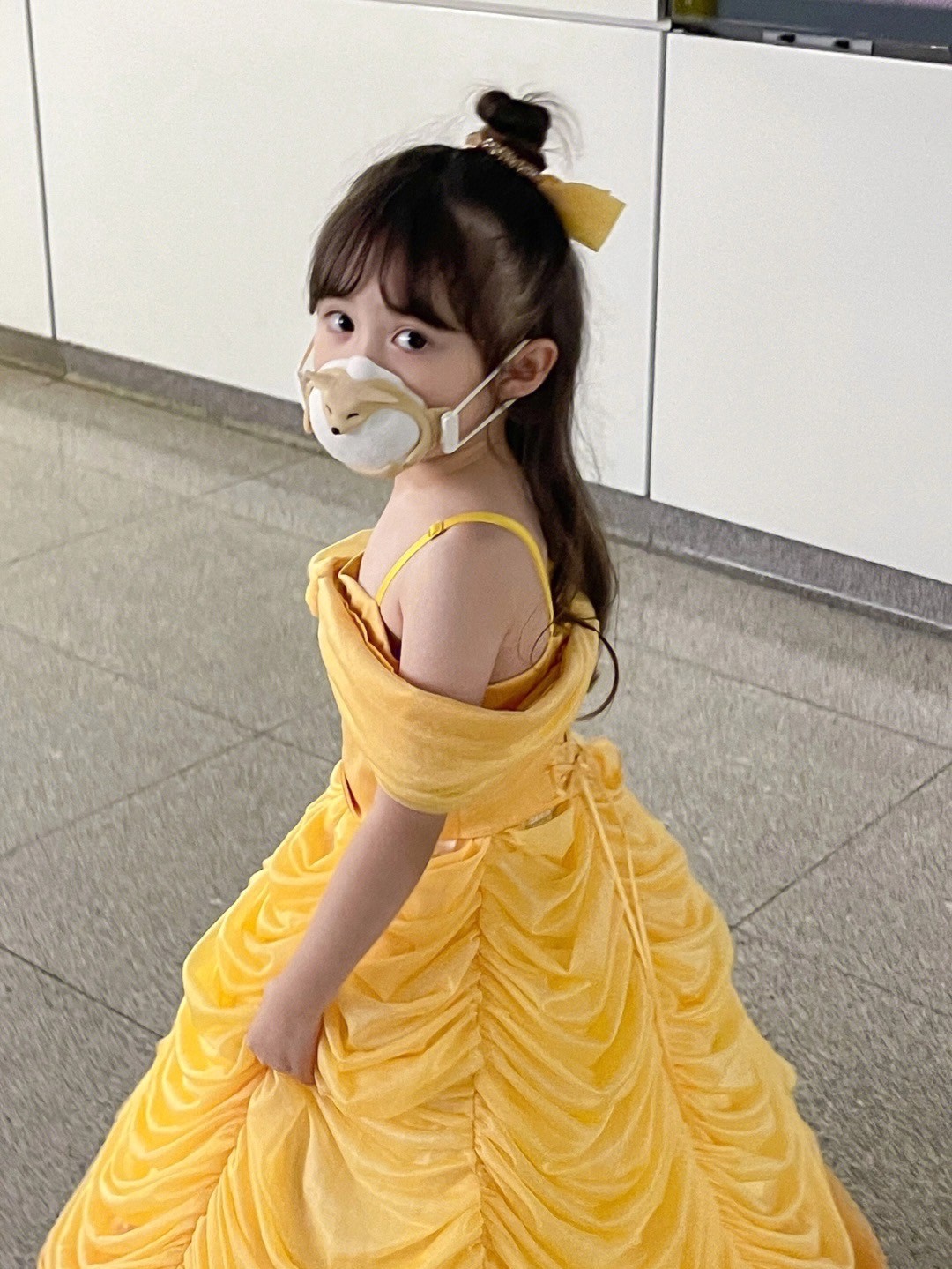 真人洋娃娃❤️小女娃「變身貝兒公主搭地鐵」夢幻爆紅　真面目超甜「變裝達菲兔、小狐狸」萌度百分百