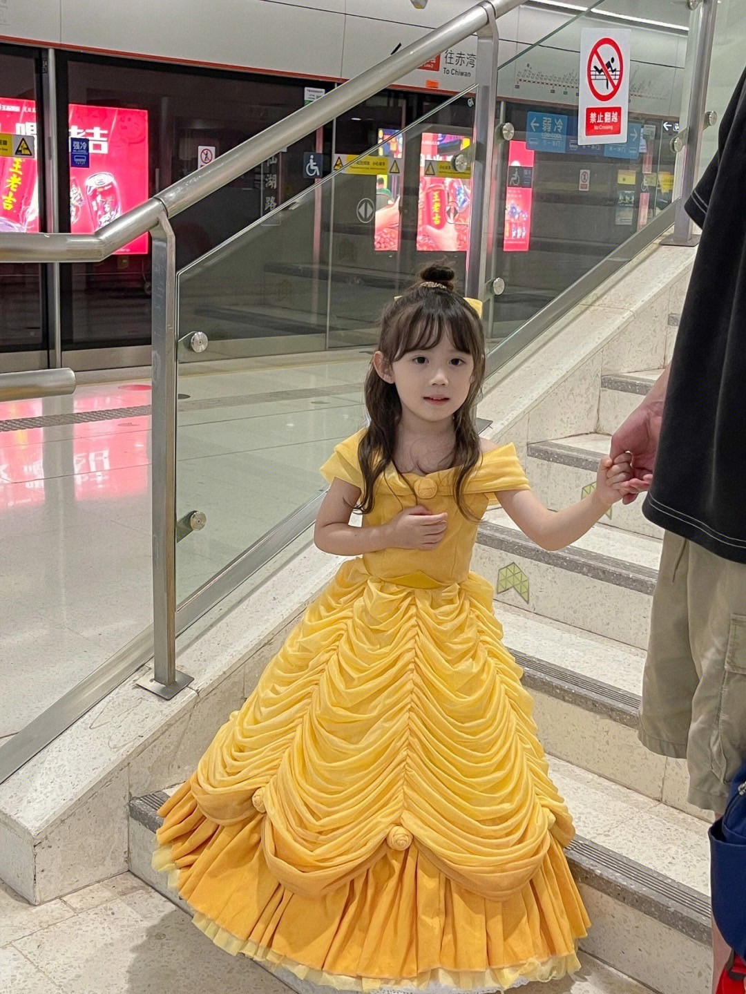 真人洋娃娃❤️小女娃「變身貝兒公主搭地鐵」夢幻爆紅　真面目超甜「變裝達菲兔、小狐狸」萌度百分百