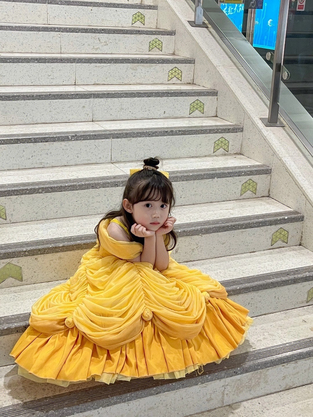 真人洋娃娃❤️小女娃「變身貝兒公主搭地鐵」夢幻爆紅　真面目超甜「變裝達菲兔、小狐狸」萌度百分百