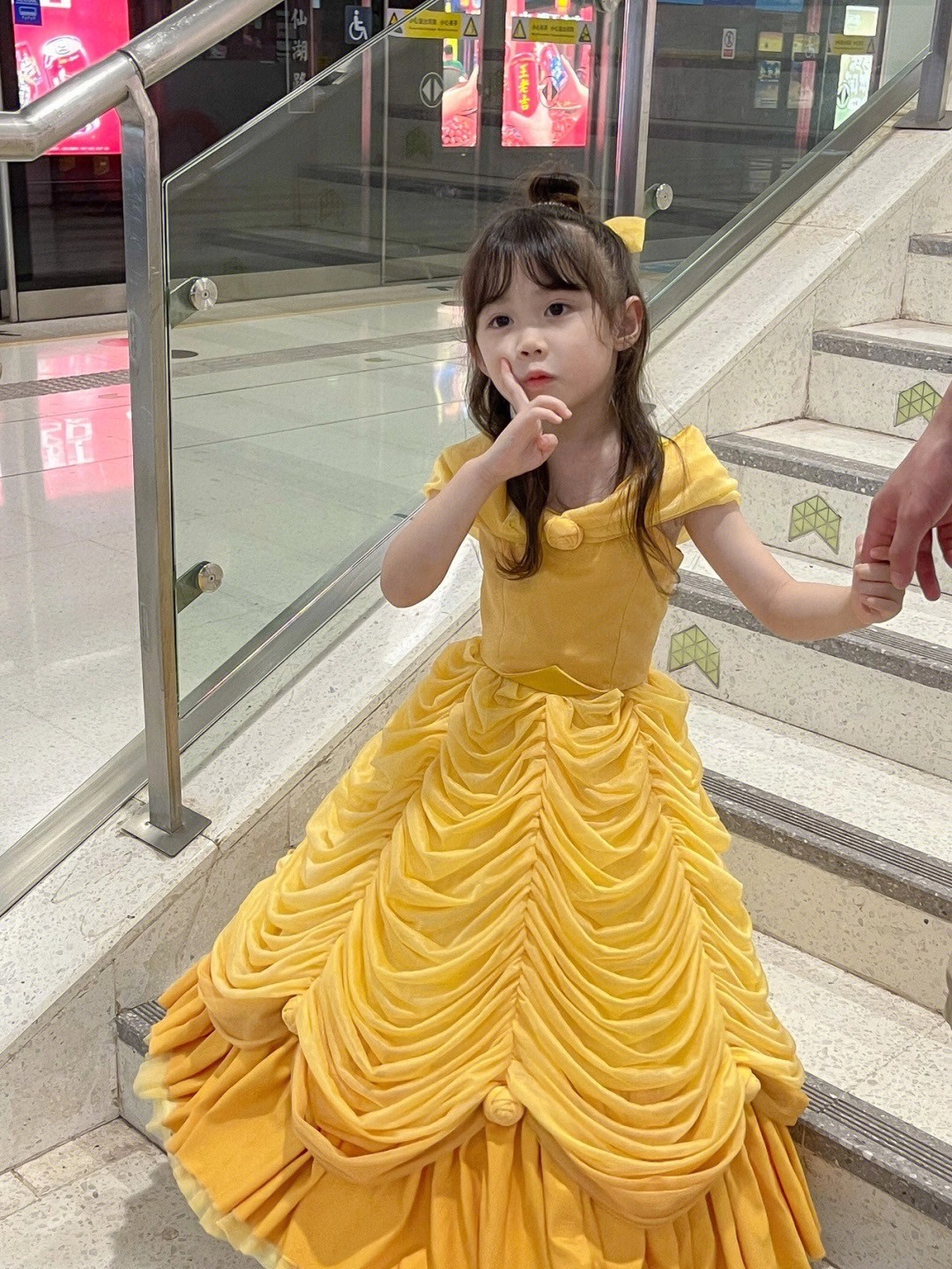 真人洋娃娃❤️小女娃「變身貝兒公主搭地鐵」夢幻爆紅　真面目超甜「變裝達菲兔、小狐狸」萌度百分百