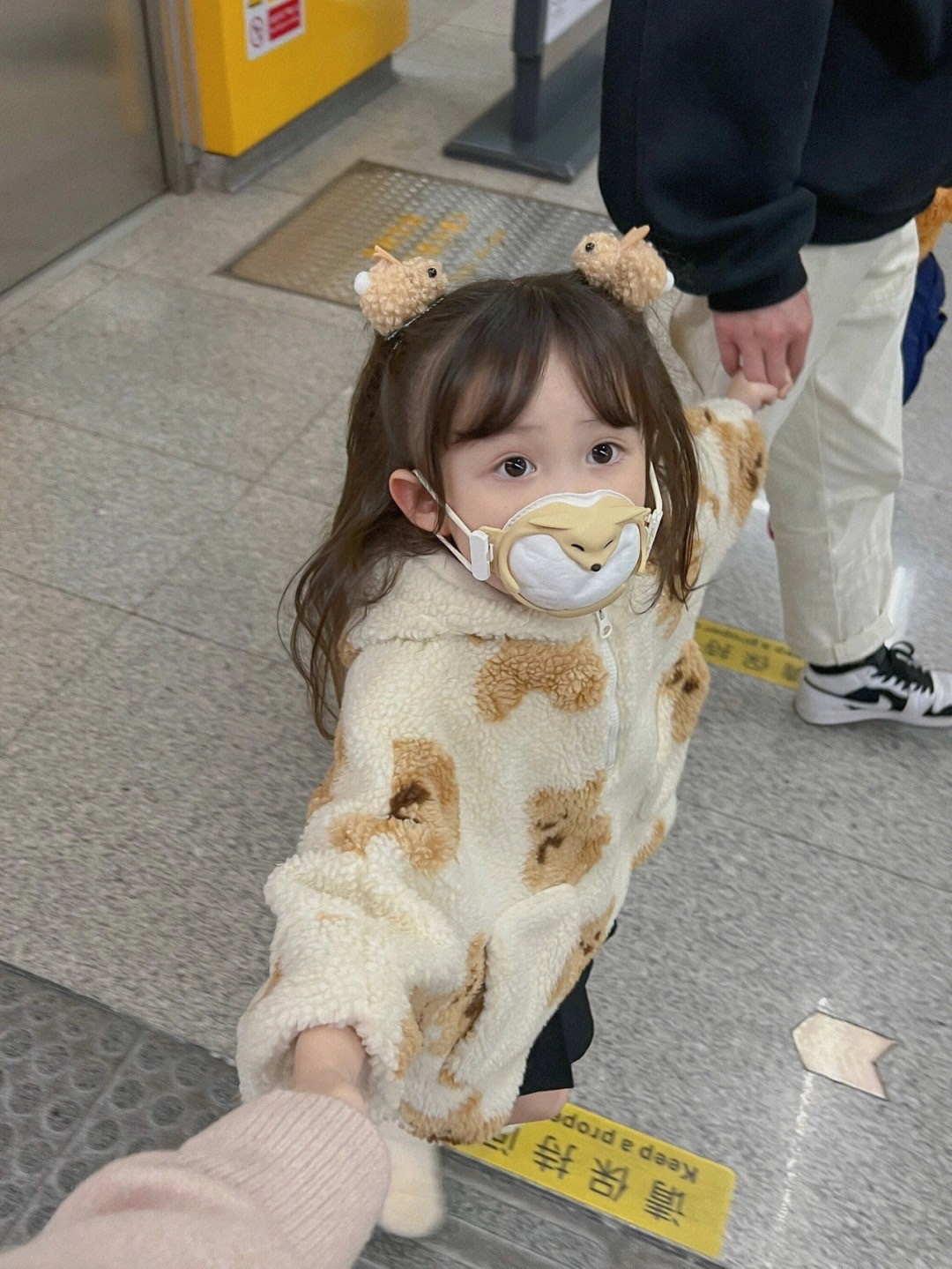 真人洋娃娃❤️小女娃「變身貝兒公主搭地鐵」夢幻爆紅　真面目超甜「變裝達菲兔、小狐狸」萌度百分百