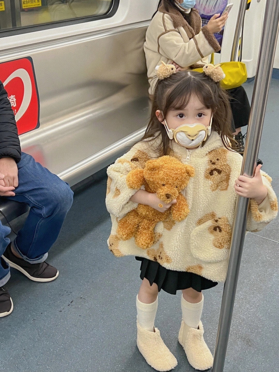 真人洋娃娃❤️小女娃「變身貝兒公主搭地鐵」夢幻爆紅　真面目超甜「變裝達菲兔、小狐狸」萌度百分百