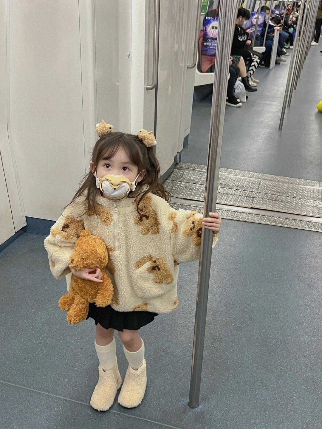 真人洋娃娃❤️小女娃「變身貝兒公主搭地鐵」夢幻爆紅　真面目超甜「變裝達菲兔、小狐狸」萌度百分百