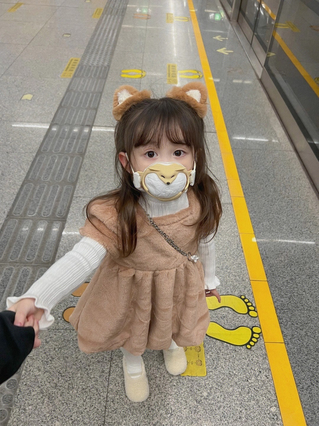 真人洋娃娃❤️小女娃「變身貝兒公主搭地鐵」夢幻爆紅　真面目超甜「變裝達菲兔、小狐狸」萌度百分百