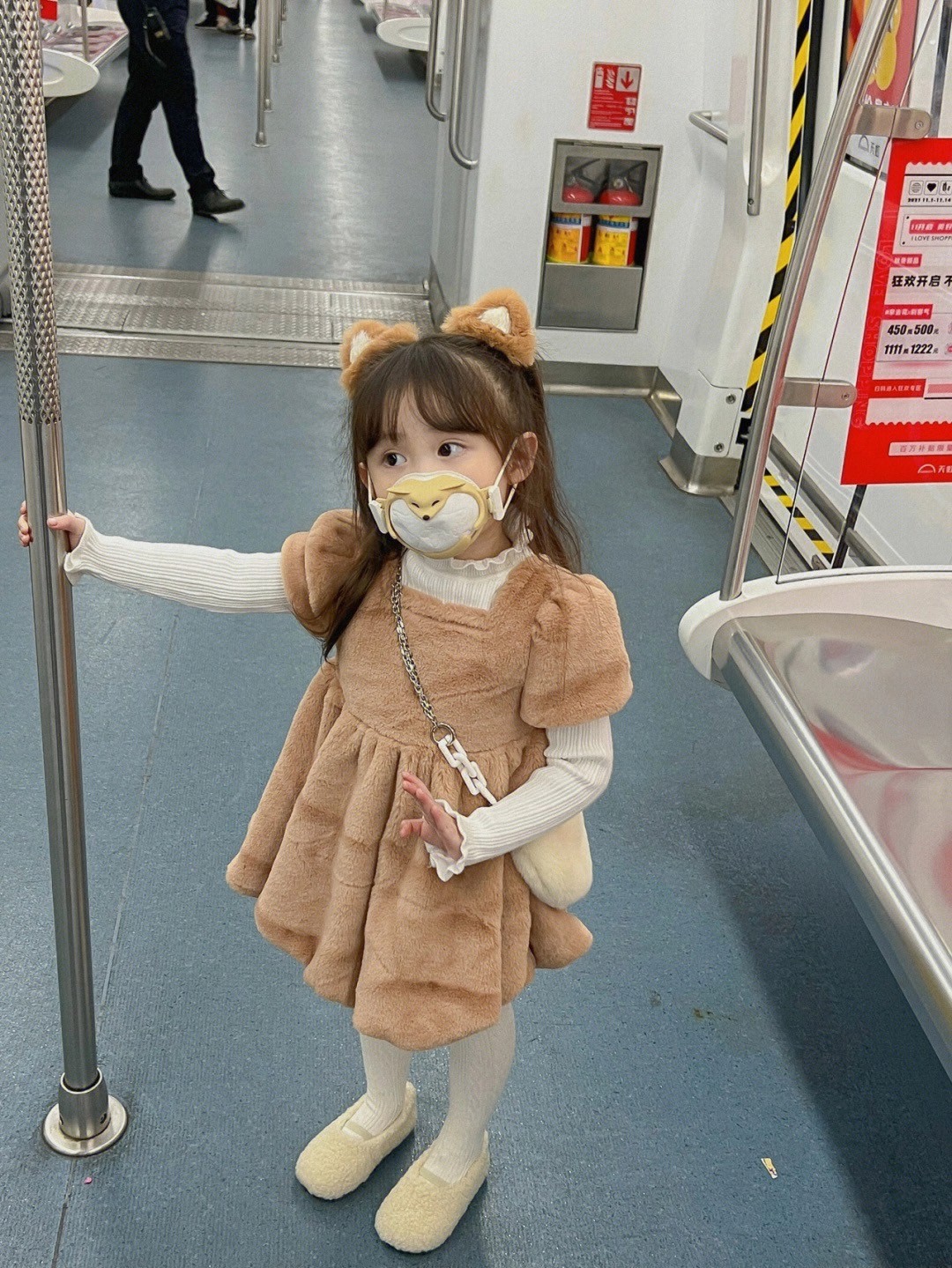 真人洋娃娃❤️小女娃「變身貝兒公主搭地鐵」夢幻爆紅　真面目超甜「變裝達菲兔、小狐狸」萌度百分百