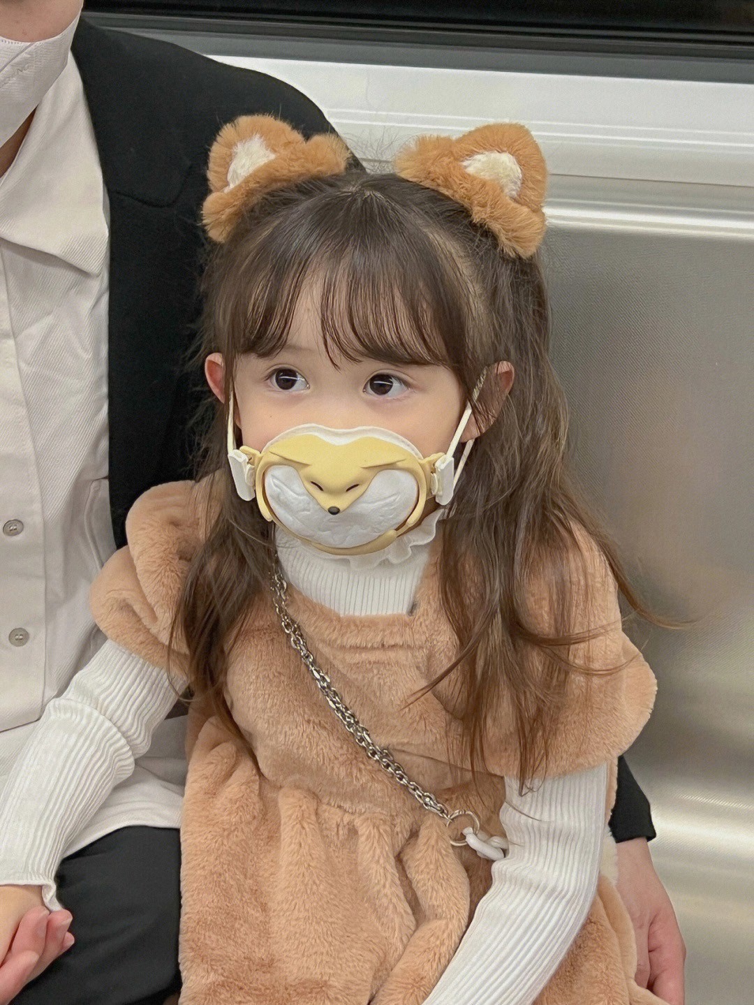 真人洋娃娃❤️小女娃「變身貝兒公主搭地鐵」夢幻爆紅　真面目超甜「變裝達菲兔、小狐狸」萌度百分百