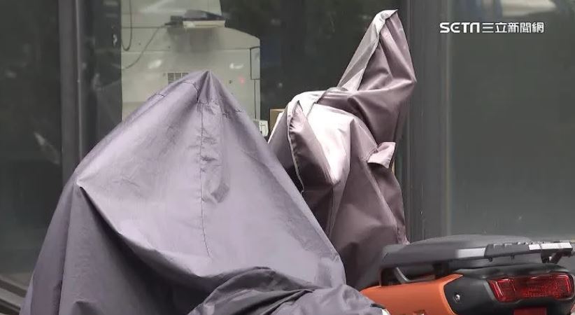 等紅綠燈驚見！隔壁騎士「機車儀表板蓋布」到底為什麼　內行曝原因「聽說能省好幾千」專家給解答