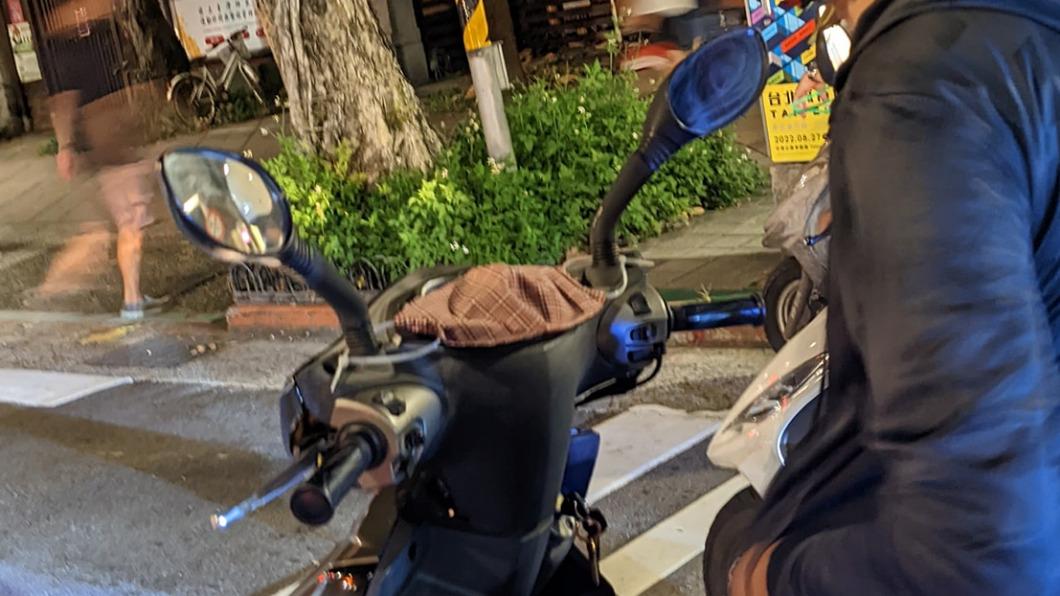 等紅綠燈驚見！隔壁騎士「機車儀表板蓋布」到底為什麼　內行曝原因「聽說能省好幾千」專家給解答