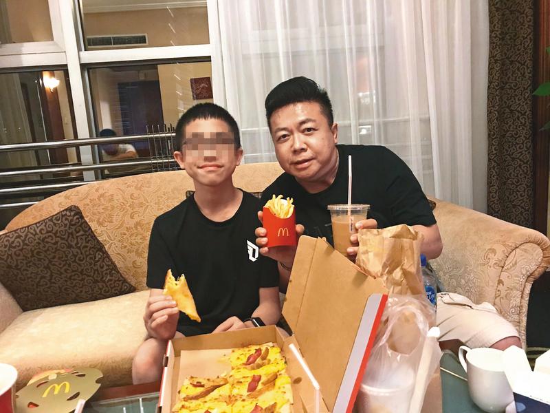 後悔也沒用！董至成離婚後「盡力當好爸爸」彌補16歲兒　一年學費60萬「笑喊得賣腎」沒日夜拍戲