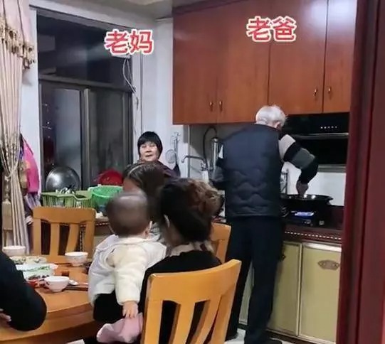 怕老爸太無聊！女兒帶孫集體回娘家「客廳人山人海」　往旁一看「阿公表情有亮點」