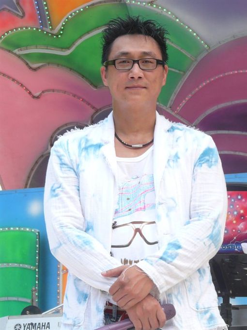 斷腿靠賣貨維生！59歲資深男星「驚曝負債500萬」錢被坑走　當場「暴怒點名他」： 養老鼠咬布袋