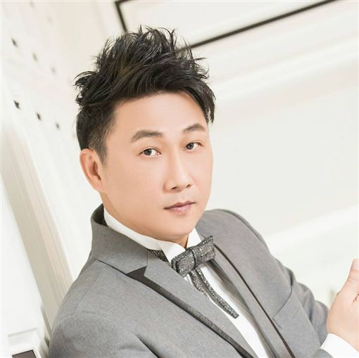 斷腿靠賣貨維生！59歲資深男星「驚曝負債500萬」錢被坑走　當場「暴怒點名他」： 養老鼠咬布袋