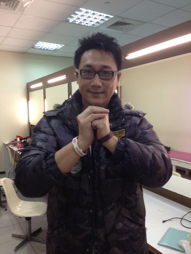 斷腿靠賣貨維生！59歲資深男星「驚曝負債500萬」錢被坑走　當場「暴怒點名他」： 養老鼠咬布袋