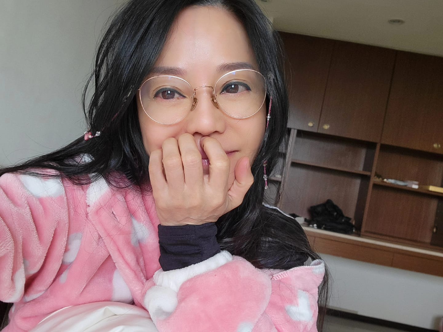 只念到小三！61歲狄鶯「遭酸不識字」　高齡苦讀「拚到碩士學歷」念到老花眼不喊苦