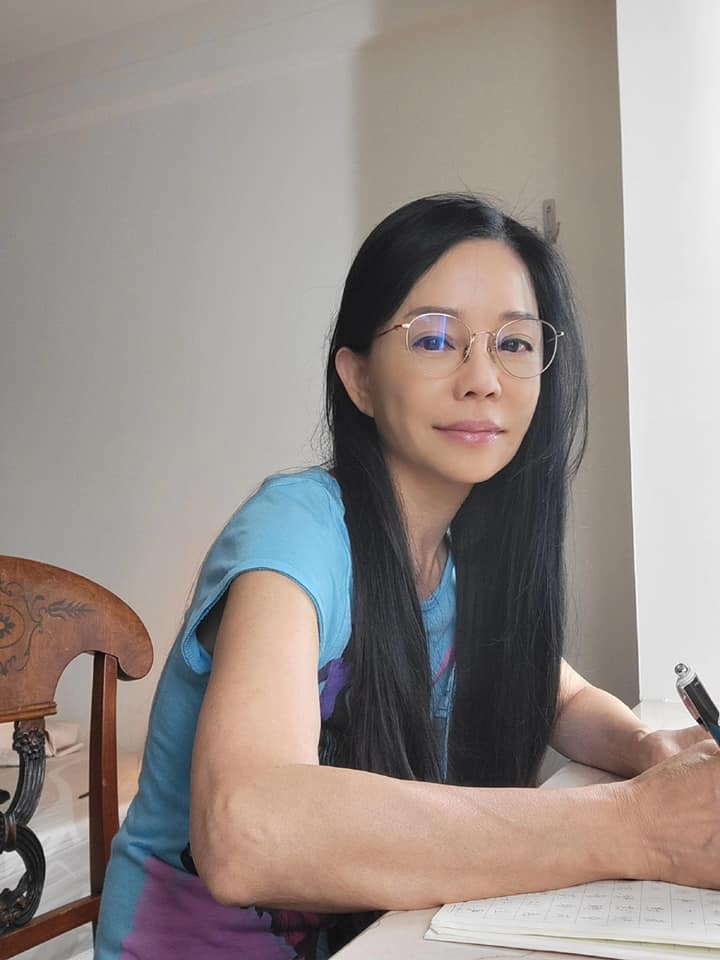 只念到小三！61歲狄鶯「遭酸不識字」　高齡苦讀「拚到碩士學歷」念到老花眼不喊苦
