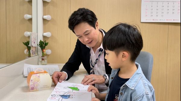 永遠苦著臉！《黃金》臣臣「戲外反差超級大」靦腆又愛笑　4歲秀特殊才藝「黑矸仔裝醬油」網友嚇傻
