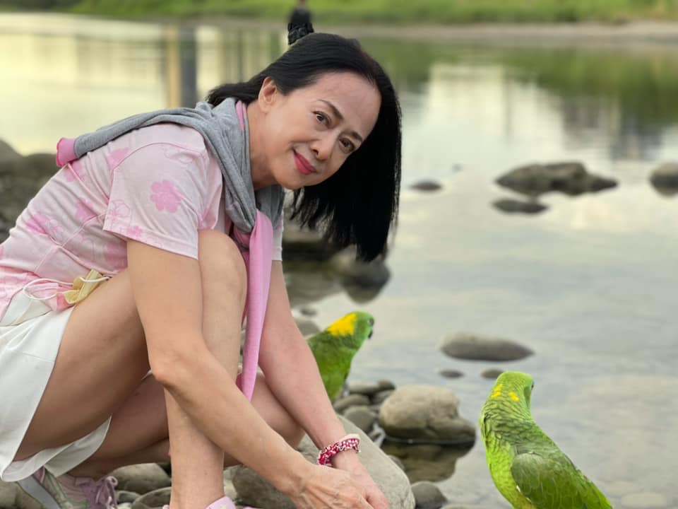 永遠的一代佳人！資深女星「42歲淡出螢光幕」華麗轉身銷售女王　晚年「重返部落幫忙」回饋家鄉