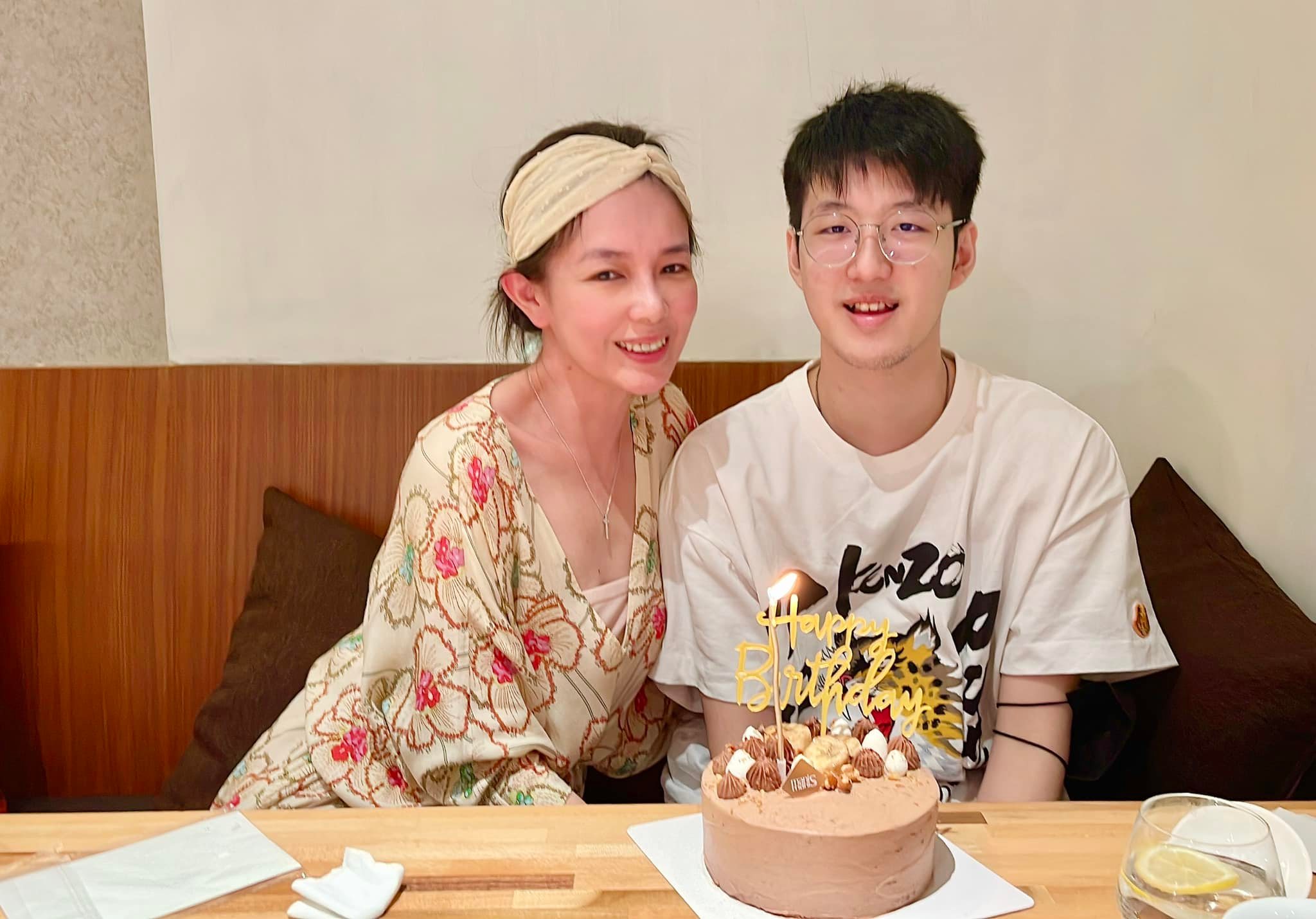 斷開腥夫7年！51歲女星「攜20歲帥兒亮相」網讚像姊弟　她豁達喊「早就原諒孫興」曝相處近況