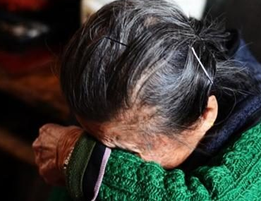 母親早逝童年難過！他娶妻下班回家「發現妻子給繼母洗腳」　衝過去踢翻腳盆「帶妻子搬走」