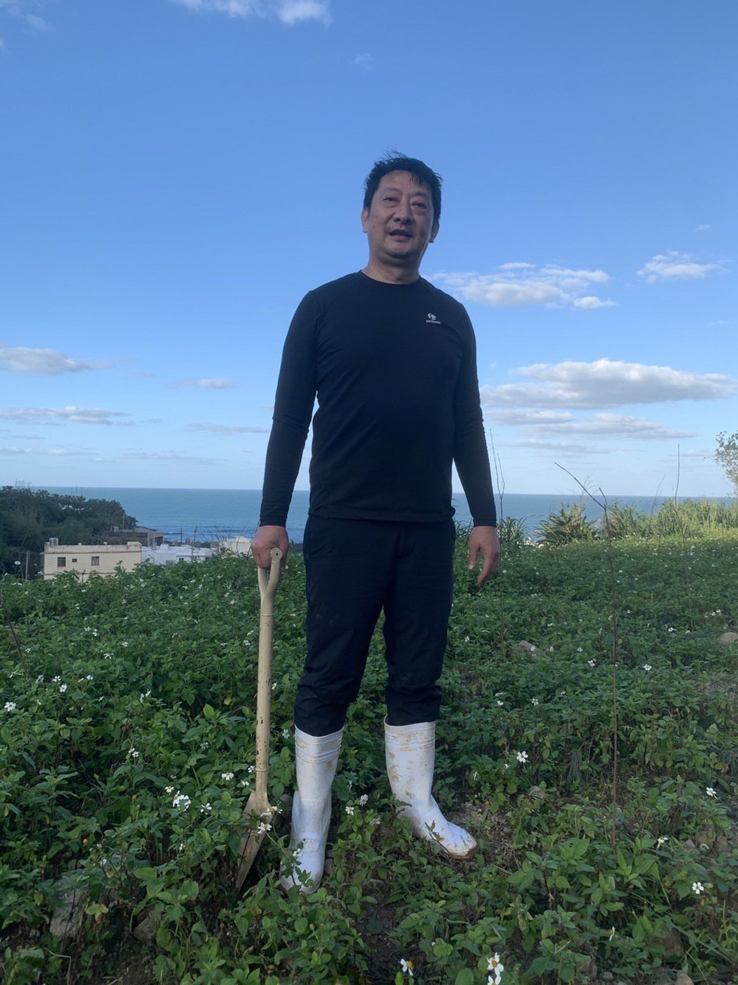 55歲喜得女！資深男星「金山買2千坪地」當快樂農夫　「退休當新手爸1年」三口近況曝