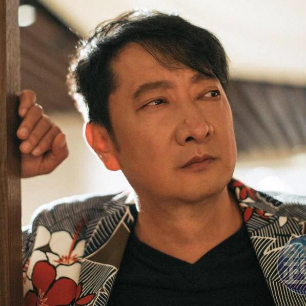55歲喜得女！資深男星「金山買2千坪地」當快樂農夫　「退休當新手爸1年」三口近況曝