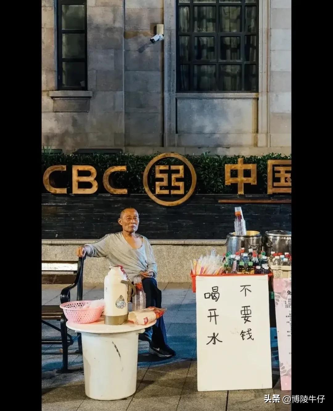 超佛心古早味飲料！老爺爺擺攤「一杯只要8塊錢喝到飽」堅持不漲價 　飽受輿論壓力「被迫收攤」孫子氣到哭