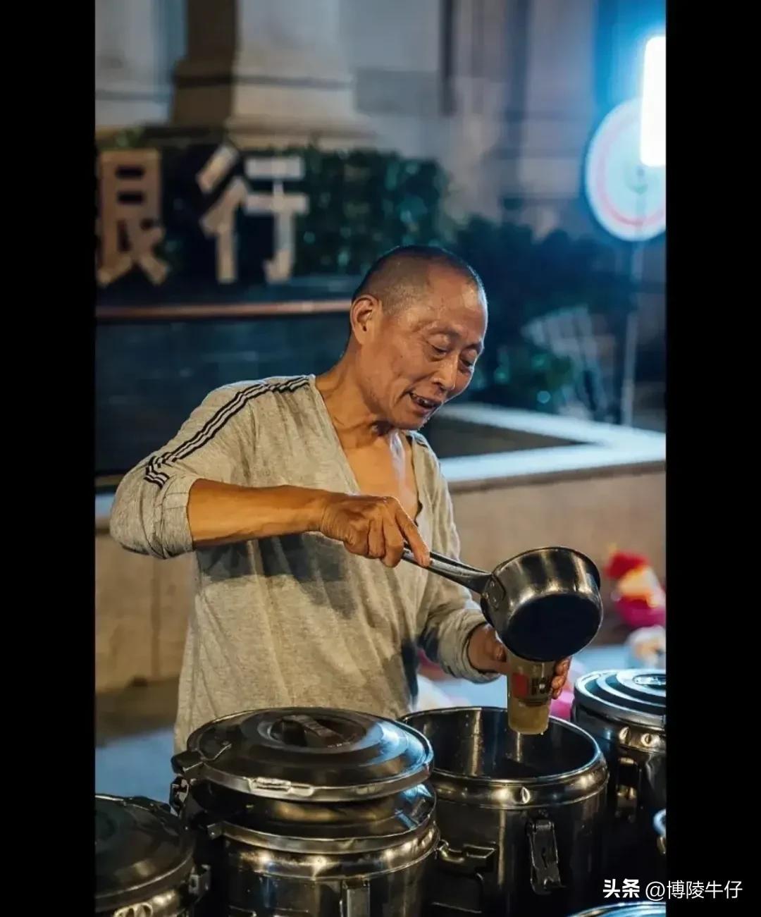 超佛心古早味飲料！老爺爺擺攤「一杯只要8塊錢喝到飽」堅持不漲價 　飽受輿論壓力「被迫收攤」孫子氣到哭