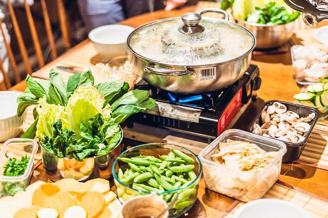 請女兒吃大餐！單親媽「介紹小鮮肉」她驚恐求救：比我還小　「男方貼心剝蝦」秒懂：媽媽在包養？