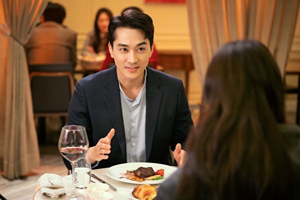 請女兒吃大餐！單親媽「介紹小鮮肉」她驚恐求救：比我還小　「男方貼心剝蝦」秒懂：媽媽在包養？
