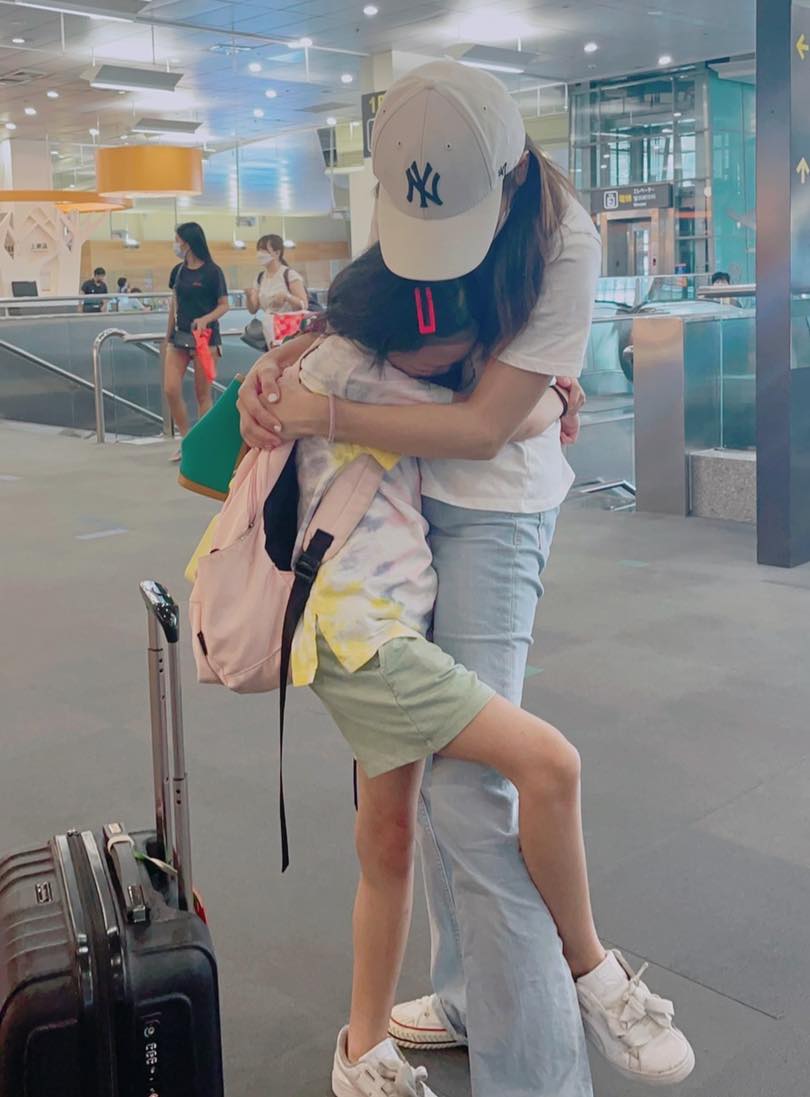 放手9歲愛女！艾莉絲「機場緊緊擁抱孩子」讓她自己飛　淚崩喊「沒想到這麼快」當父母的都懂
