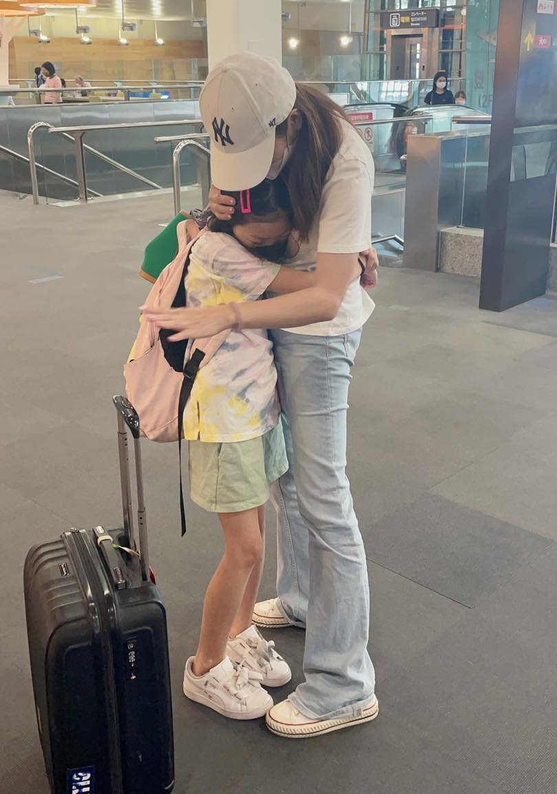放手9歲愛女！艾莉絲「機場緊緊擁抱孩子」讓她自己飛　淚崩喊「沒想到這麼快」當父母的都懂