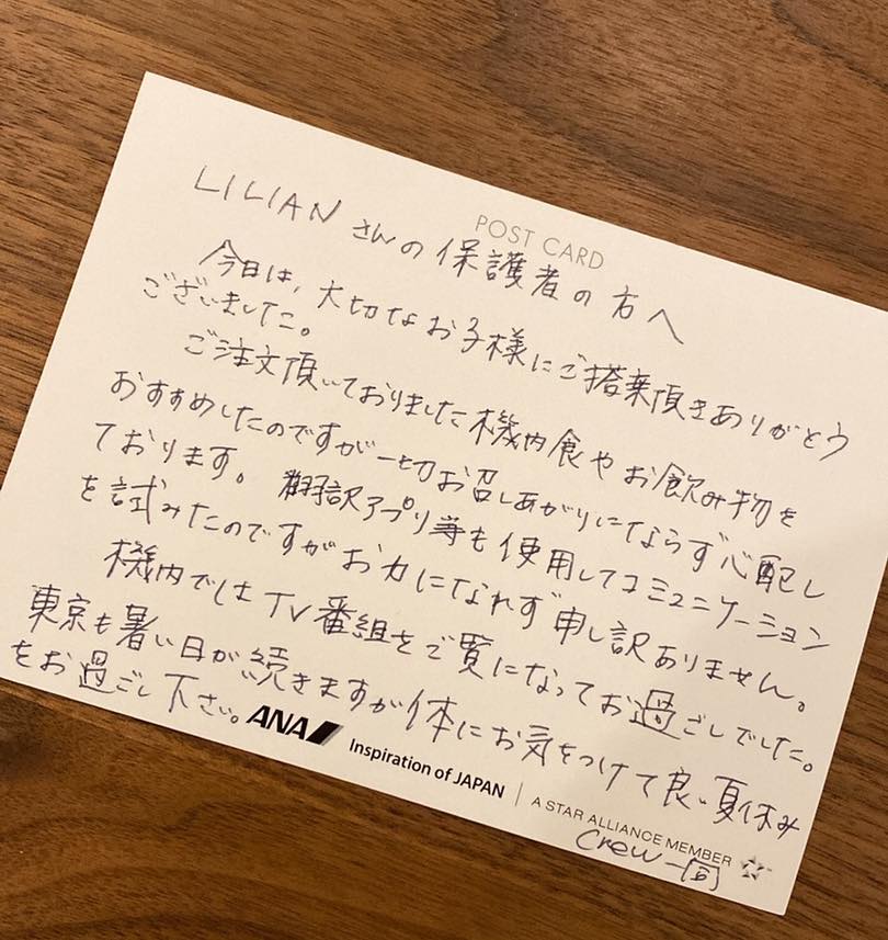 放手9歲愛女！艾莉絲「機場緊緊擁抱孩子」讓她自己飛　淚崩喊「沒想到這麼快」當父母的都懂