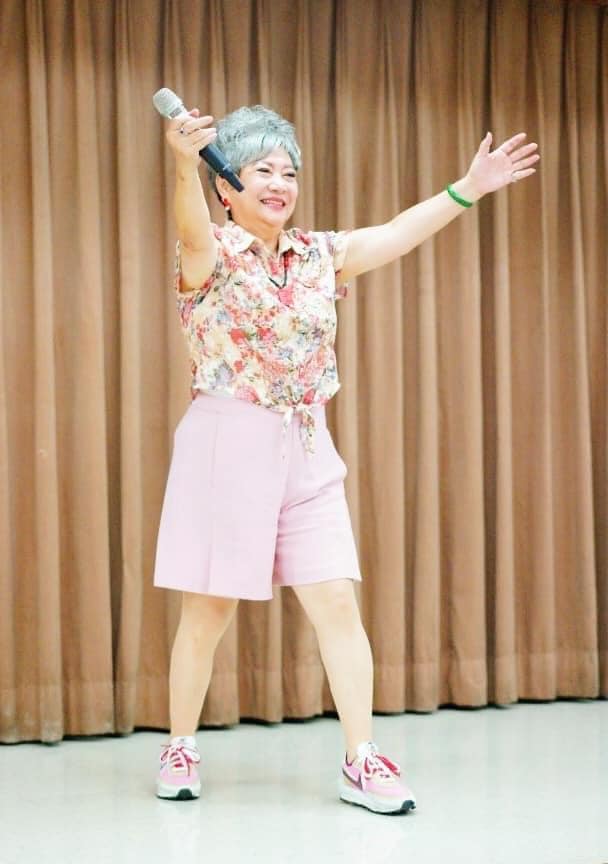 72歲容光煥發！「鳥來嬤」咬牙撐過負債千萬又罹癌　退休「帶團遊山玩水」不服老也不認老