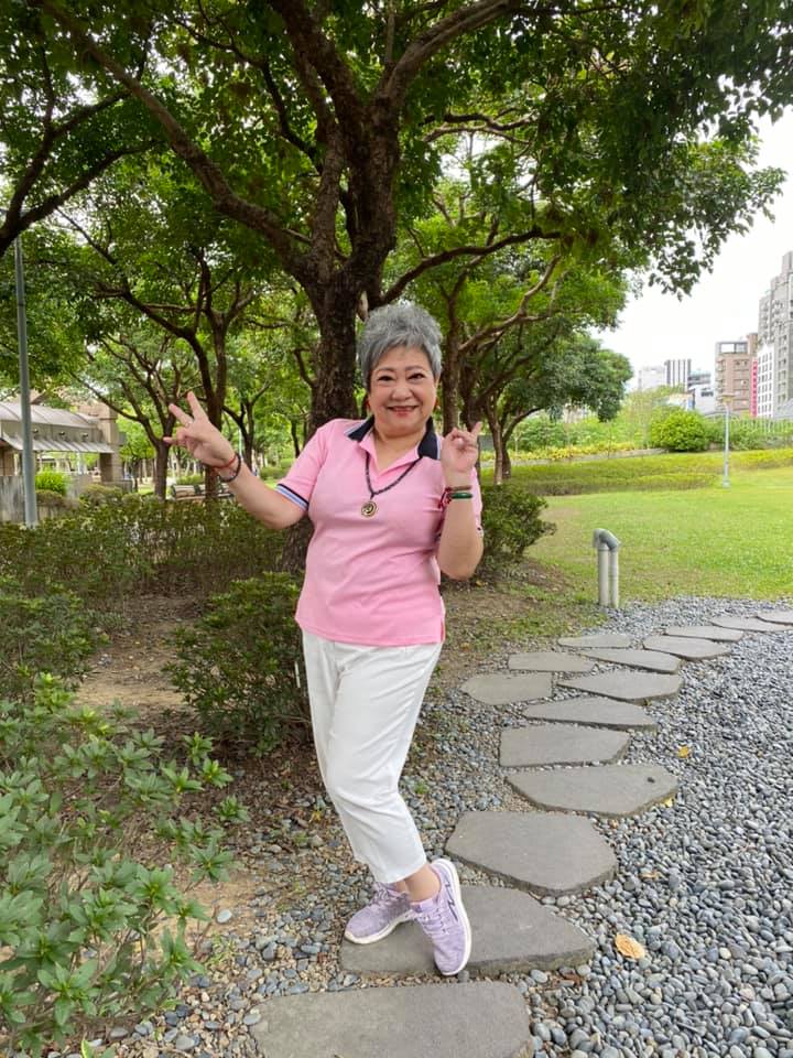 外表年輕10歲！國民阿嬤「笑容背後藏無數辛酸」咬牙挺過　退休「組團600人出國七逃」一個人更快活