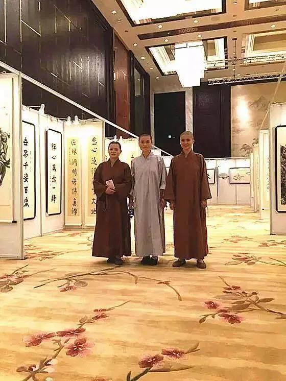 個個長相不俗！3姐妹「集體出家」削髮為尼　兩個成為「寺院住持」父母以此為榮：她們是家裡的福報