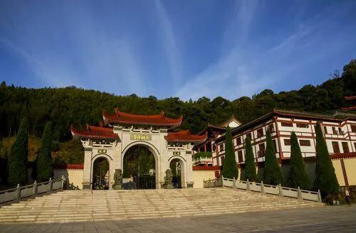 個個長相不俗！3姐妹「集體出家」削髮為尼　兩個成為「寺院住持」父母以此為榮：她們是家裡的福報