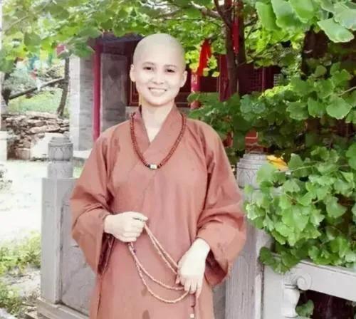 個個長相不俗！3姐妹「集體出家」削髮為尼　兩個成為「寺院住持」父母以此為榮：她們是家裡的福報