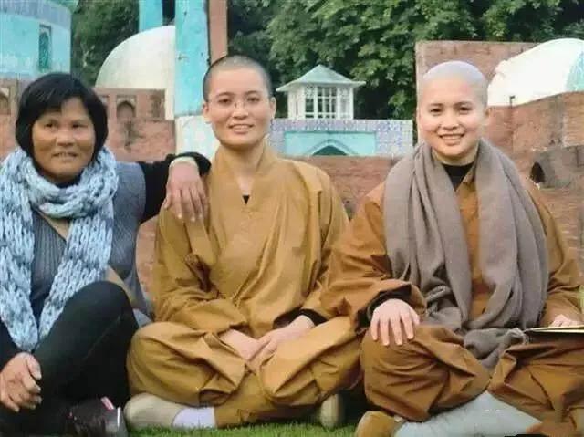 個個長相不俗！3姐妹「集體出家」削髮為尼　兩個成為「寺院住持」父母以此為榮：她們是家裡的福報