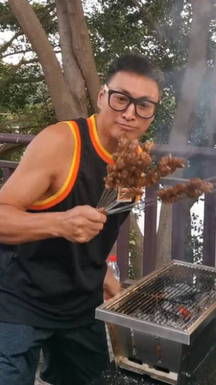 當年紅遍台灣！63歲男星「路邊擺攤賣肉」全被拍　知情人曝「他其實身家破億」網愣：出來做健康的？
