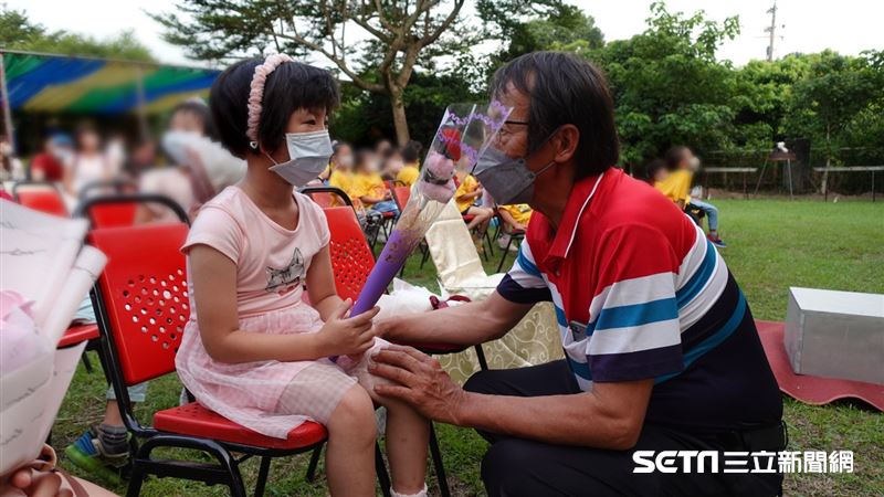 再辛苦也不放棄！父母離異「阿公種蕉打零工」獨自苦養7歲孫女　微笑天使「飽受異樣眼光」太早熟惹鼻酸