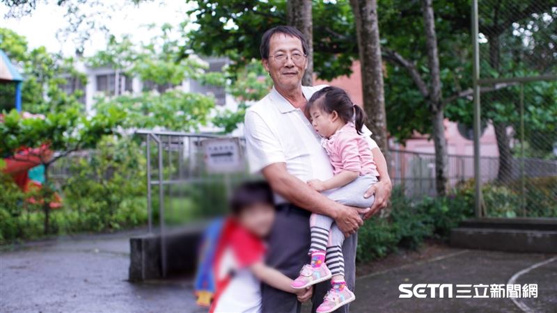 再辛苦也不放棄！父母離異「阿公種蕉打零工」獨自苦養7歲孫女　微笑天使「飽受異樣眼光」太早熟惹鼻酸