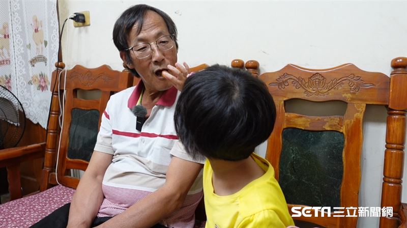 再辛苦也不放棄！父母離異「阿公種蕉打零工」獨自苦養7歲孫女　微笑天使「飽受異樣眼光」太早熟惹鼻酸