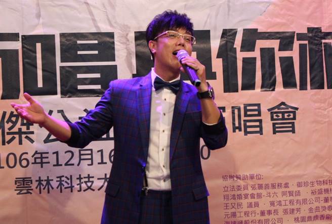 靠零星打賞度日！73歲資深歌手「兩度中風難行走」需人攙扶　「永樂市場賣唱維生」堅持不需援助