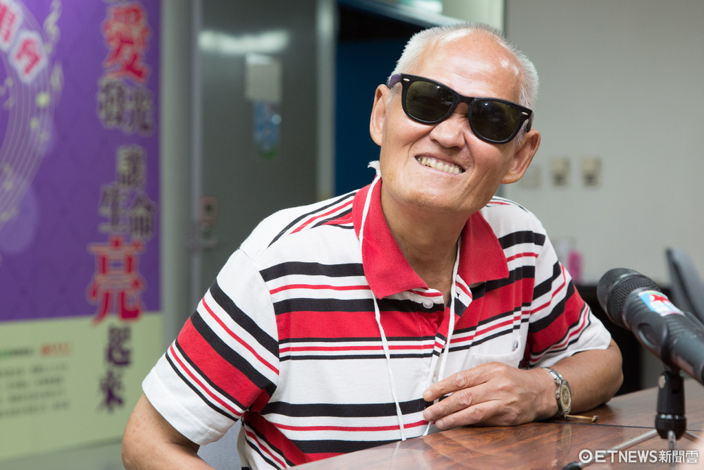 靠零星打賞度日！73歲資深歌手「兩度中風難行走」需人攙扶　「永樂市場賣唱維生」堅持不需援助